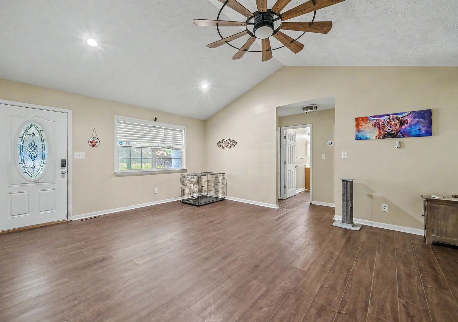 Large home with a pool table! — Photo 3