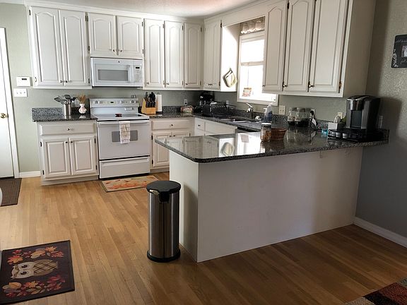 3rd image of 90 Hillside Dr