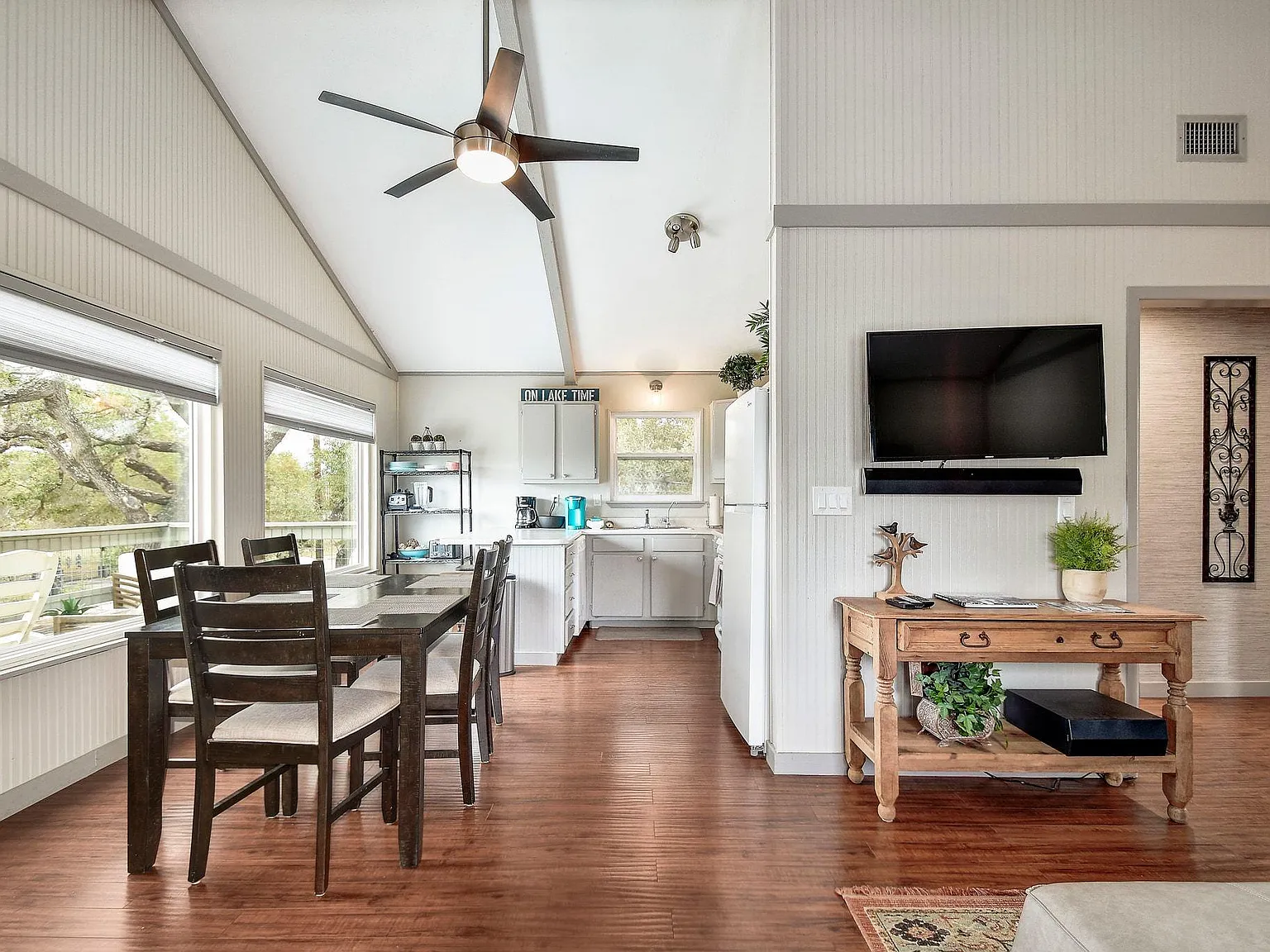 3 bed, 2.0 bath, 1394 sqft, $2,500 — Photo 3