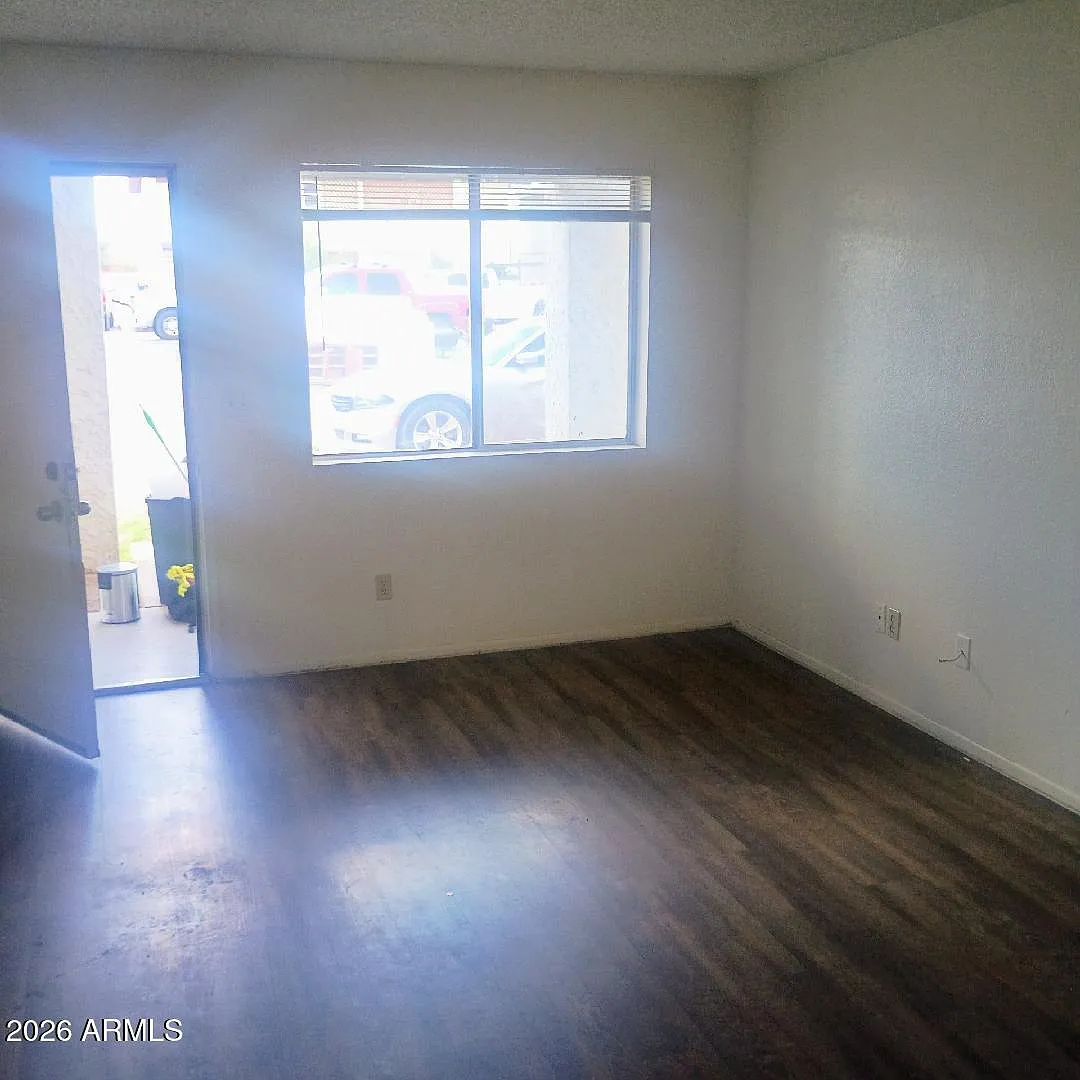 2 bed, 1.0 bath, 876 sqft, $1,300 — Photo 1
