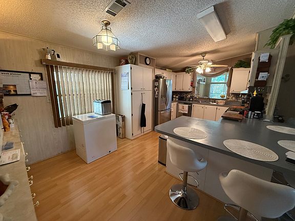 4th image of 690 Pineview Dr