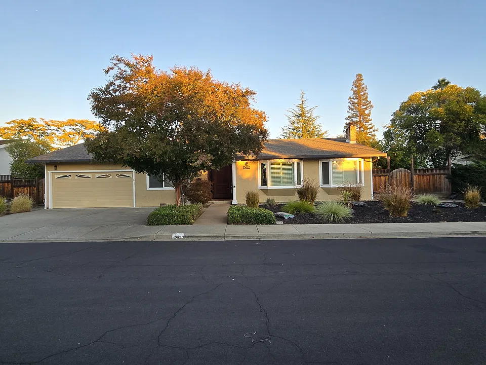 2422 Stirrup Ct