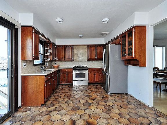 5th image of 137 Scott Dr