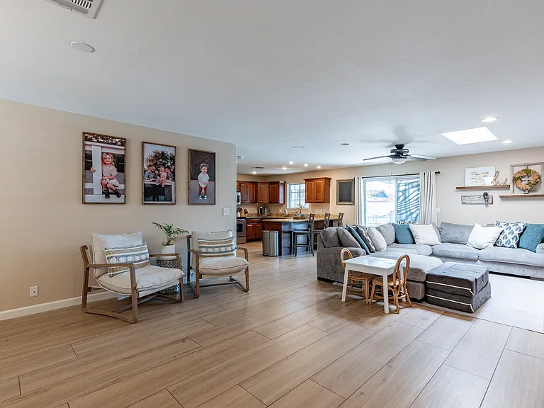 564 N Evergreen St — Photo 2