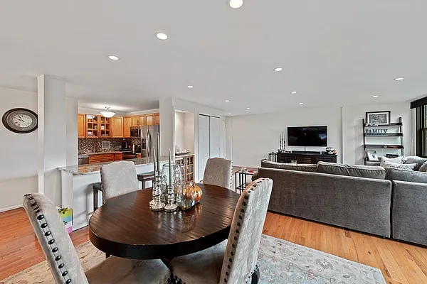 Sold by Shares of New York Marketing LLC | media 32