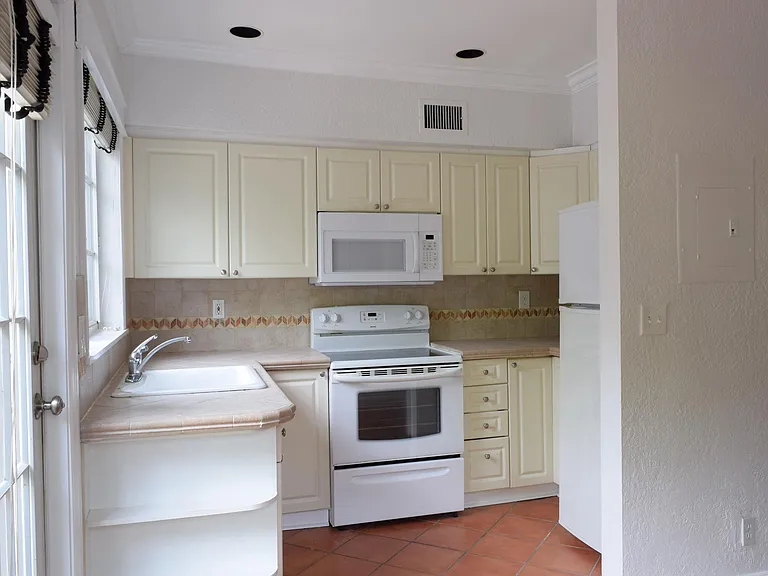 15 Madeira Ave #8 — Photo 11