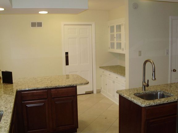 Kitchen & Eat in area