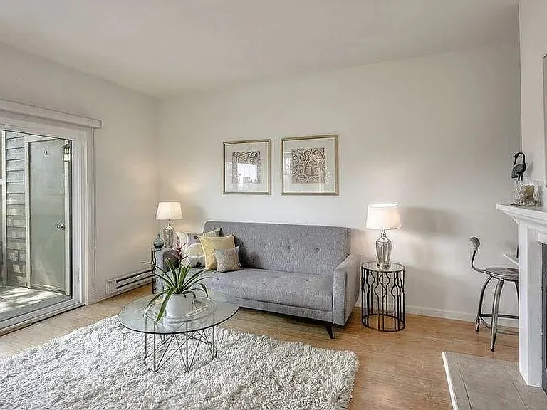 185 Lakeshore Ct — Photo 4
