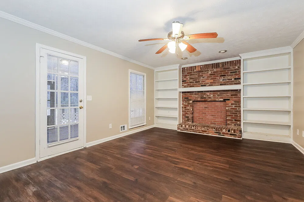 4 bed, 2.5 bath, 2416 sqft, $2,440 — Photo 4