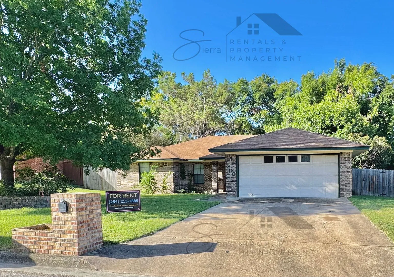 Spacious 3-Bedroom Home in Harker Heights with Fireplace & Privacy-Fenced Backyard! — Photo 1