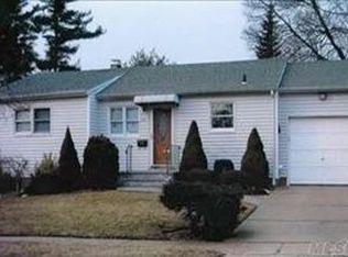 36 Peter Ln, Plainview, NY 11803