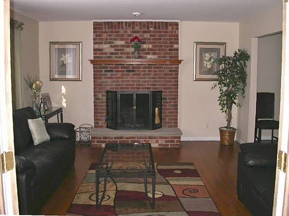 Living Room w/ WB FP