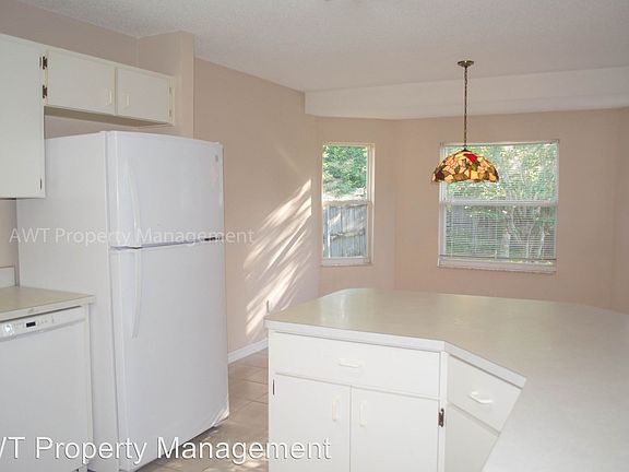 5th image of 11 Whirlaway Dr