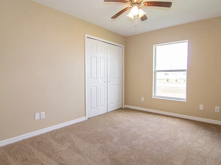 402 Bridgewater Ct — Photo 10