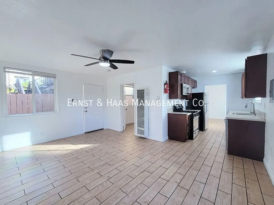 Lovely Triplex Apartment in the Heart of Downtown Long Beach across from Cesar Chavez Park! — Photo 3