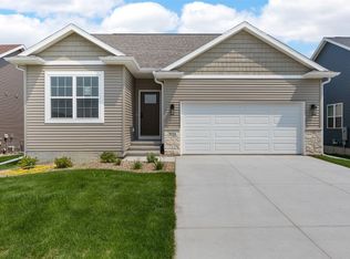 9124 Grand Oaks Dr NE, Cedar Rapids, IA 52402