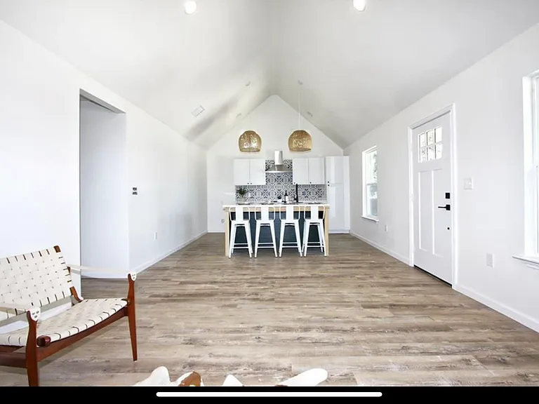 821 Hale St — Photo 9