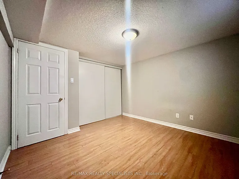 1763 Sandgate Cres #LOWER — Photo 11