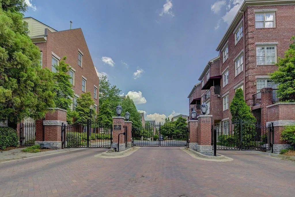 3 bed, 2.5 bath, 1890 sqft, $3,000 — Photo 1