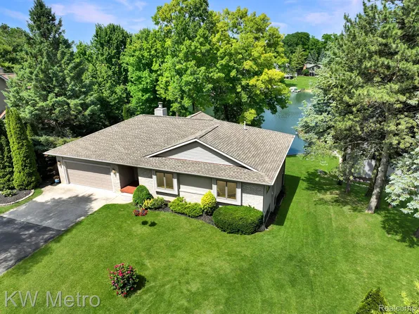 2839 Island Point Dr, Metamora, MI 48455