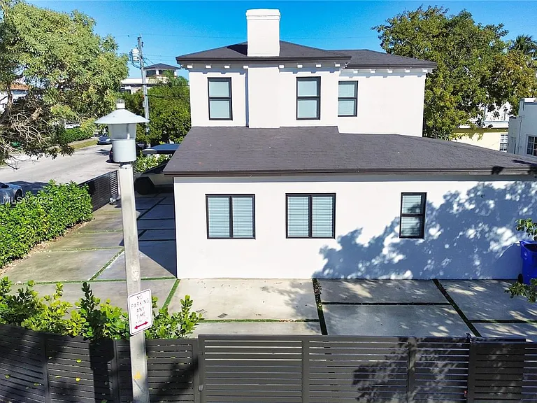 927 SW 18th Ave — Photo 3