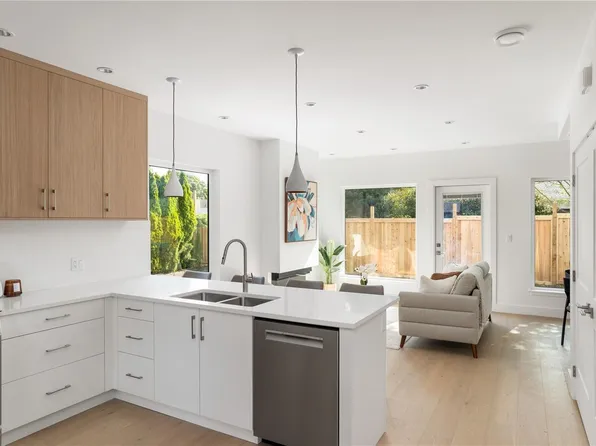 2118 Pentland Rd #4, Oak Bay, BC V8S 2W4