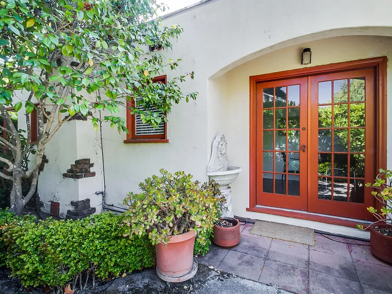 1070 Pine St — Photo 1