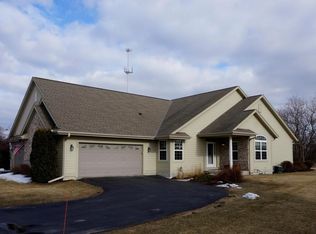 100 Eagles Cove Cir, North Prairie, WI 53153