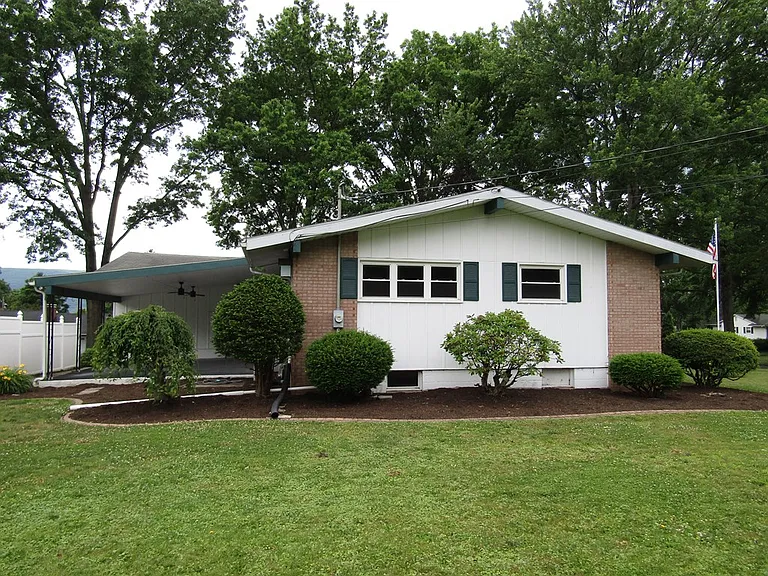 1820 Shiffler Ave — Photo 2