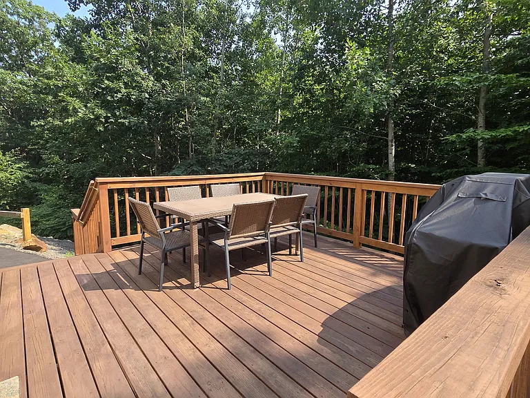 14x14 deck with patio set & gas grill