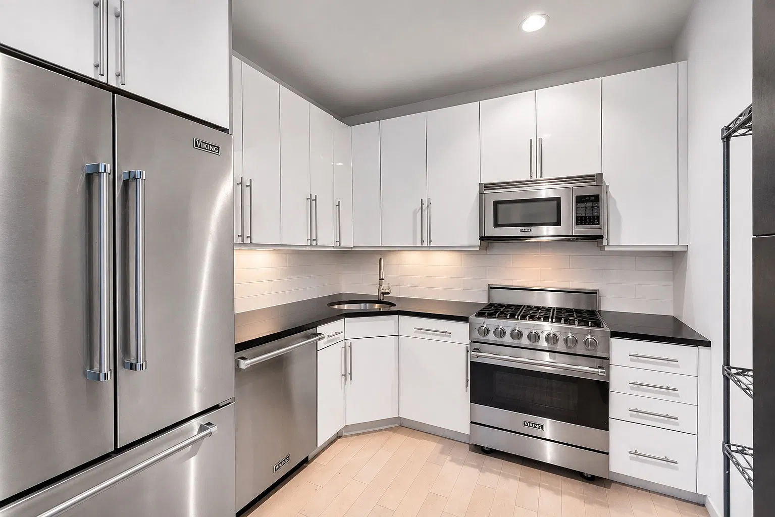 2 bed, 1.5 bath, 920 sqft, $3,800 — Photo 4
