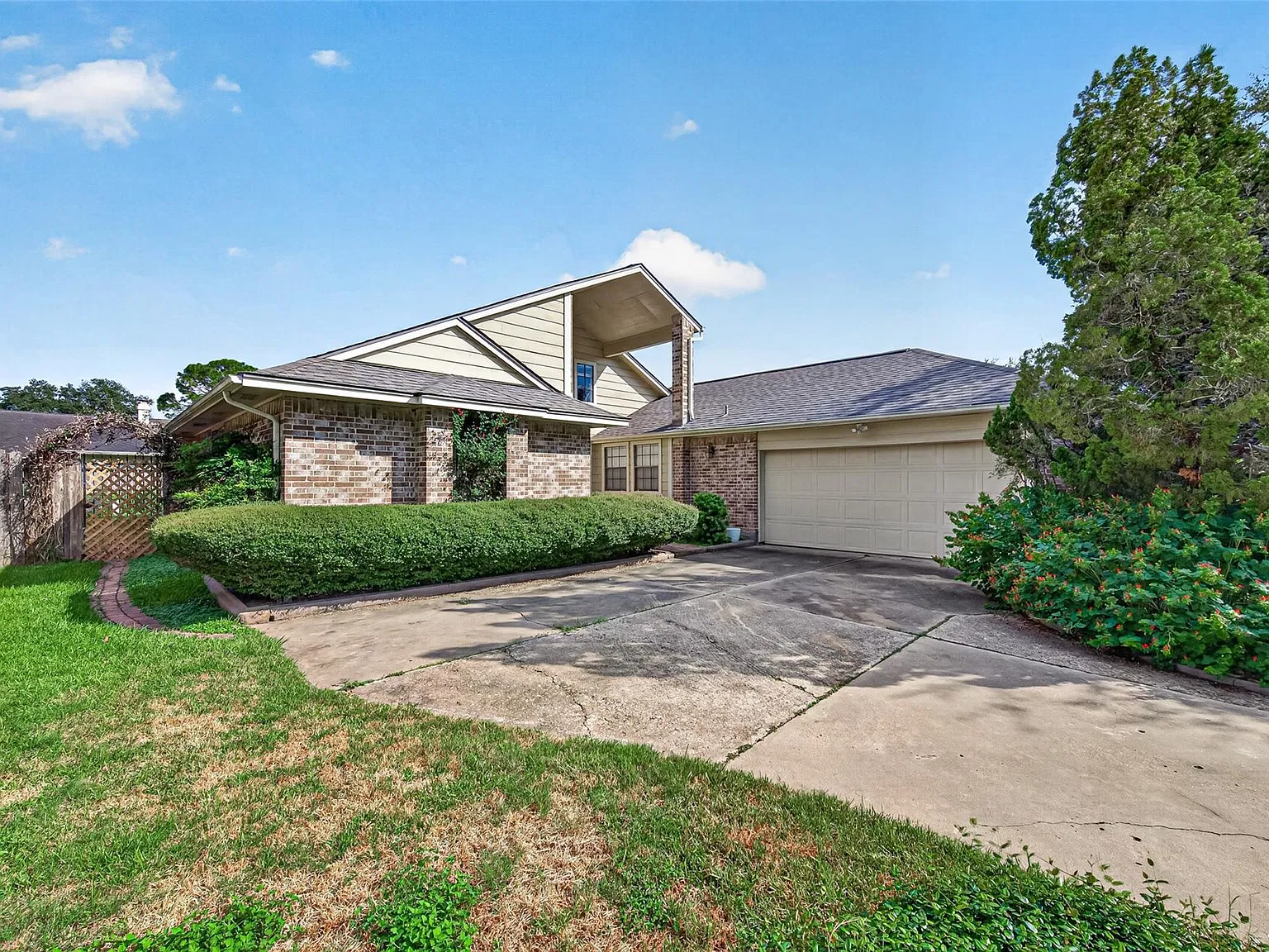 3 bed, 2.0 bath, 1860 sqft, $2,200 — Photo 2