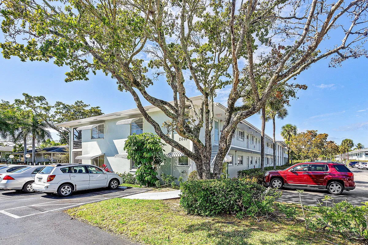 Building Photo - 2440 SW 22nd Ave