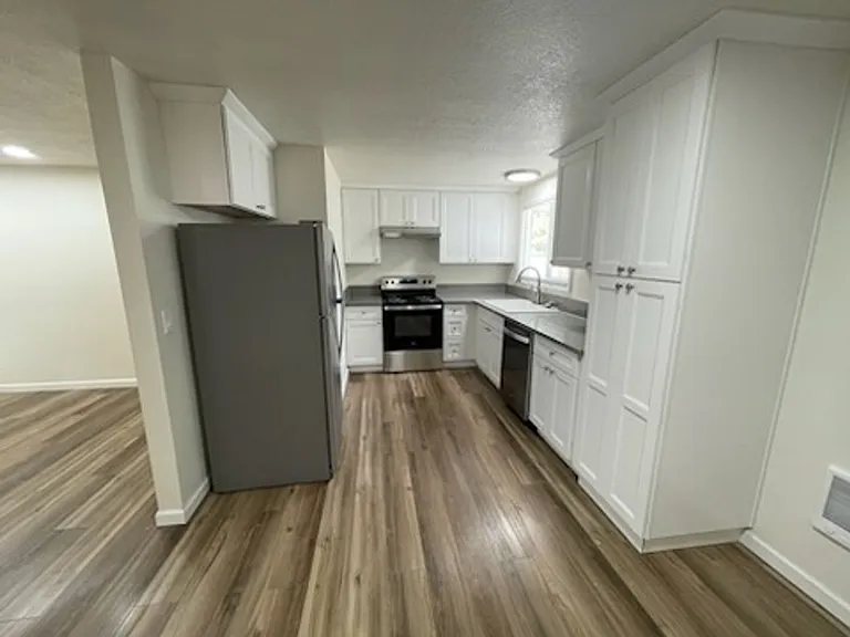 922 NE 21st Ave — Photo 6