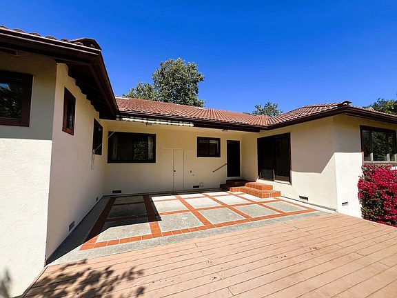 3rd image of 931 Capistrano Ct