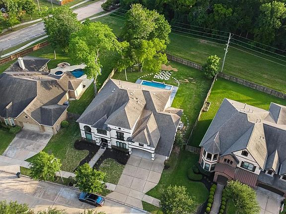 3rd image of 6918 Fall Creek Ln