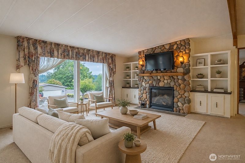 5th image of 17336 Woodcrest Drive NE