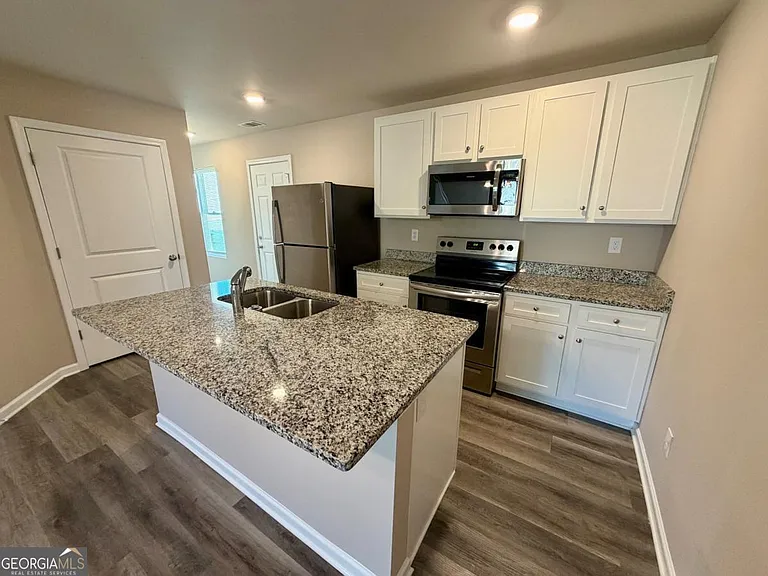 126 W Lexington Ave — Photo 3