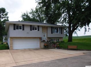 823 4th Ave SW, Cascade, IA 52033