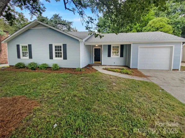 10701 Copper Field Dr, Pineville, NC 28134