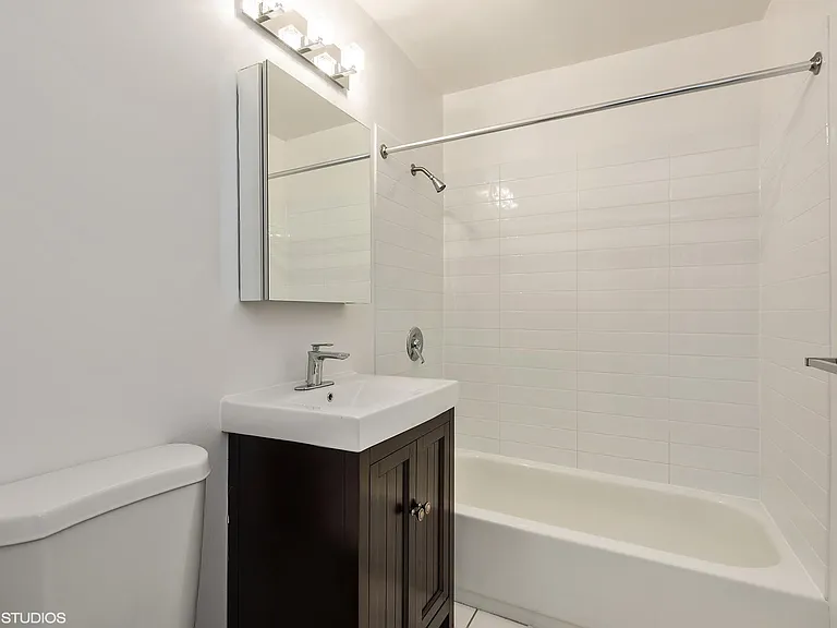 959 W Oakdale Ave #2E — Photo 7