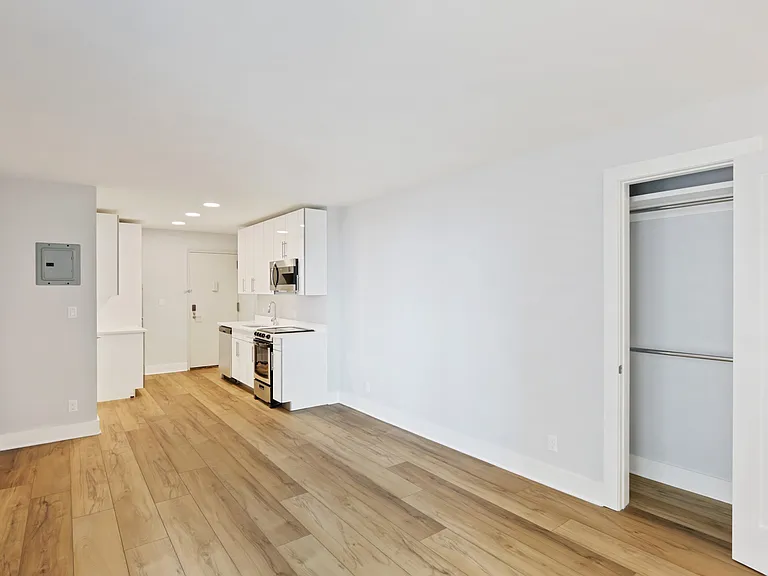 20-16 Seagirt Blvd #5B — Photo 1