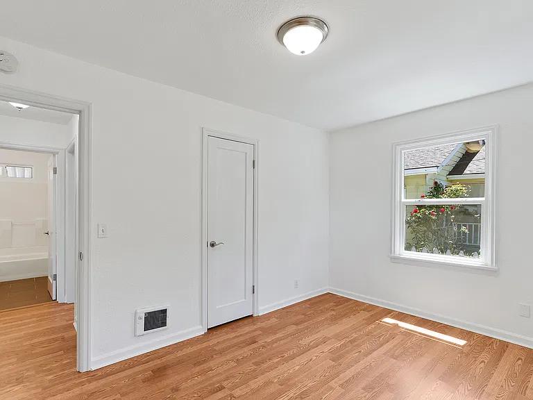 2130 Berry St SE — Photo 8