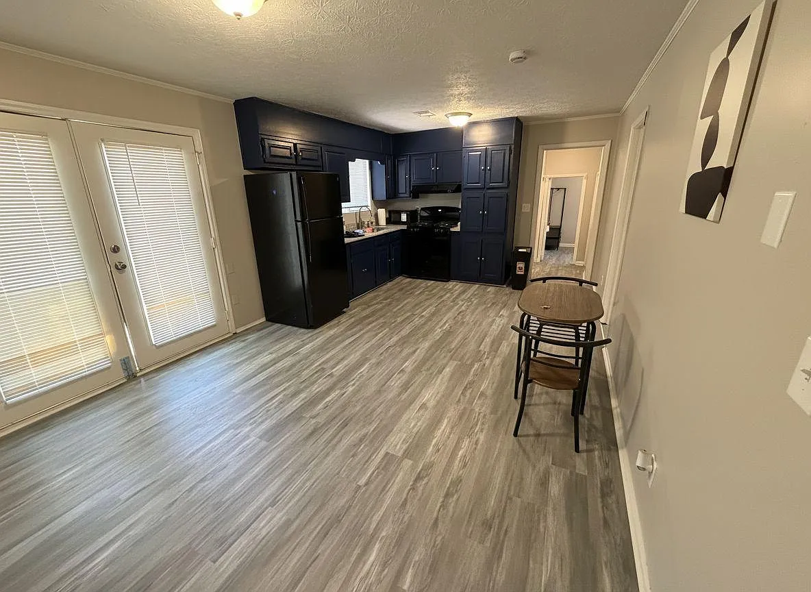 4 bed, 4.0 bath, 2300 sqft, $676 — Photo 2