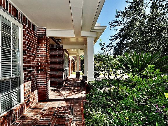 COVERED FRONT PORCH!
