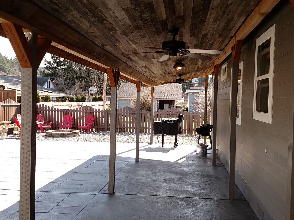 Great covered patio with fans