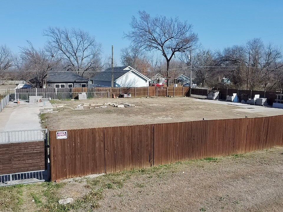 2nd image of 426 Sabine Ave
