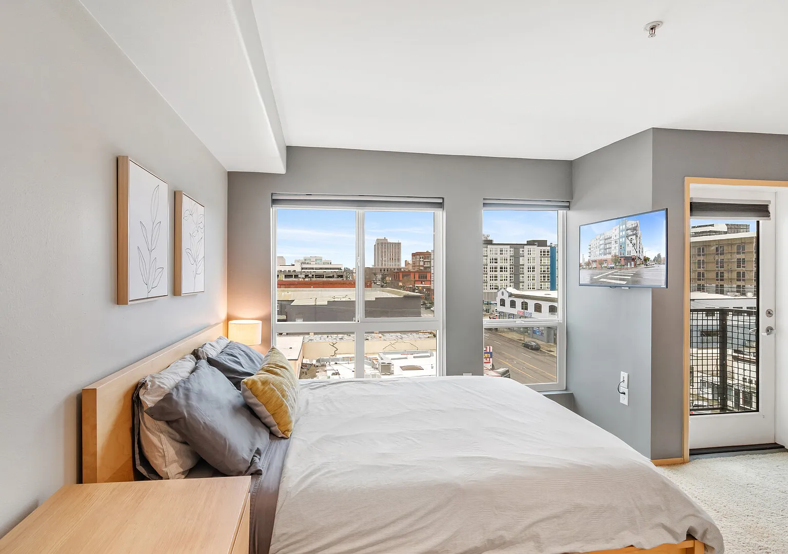 Top Floor Condo with Mountain Views — Photo 2