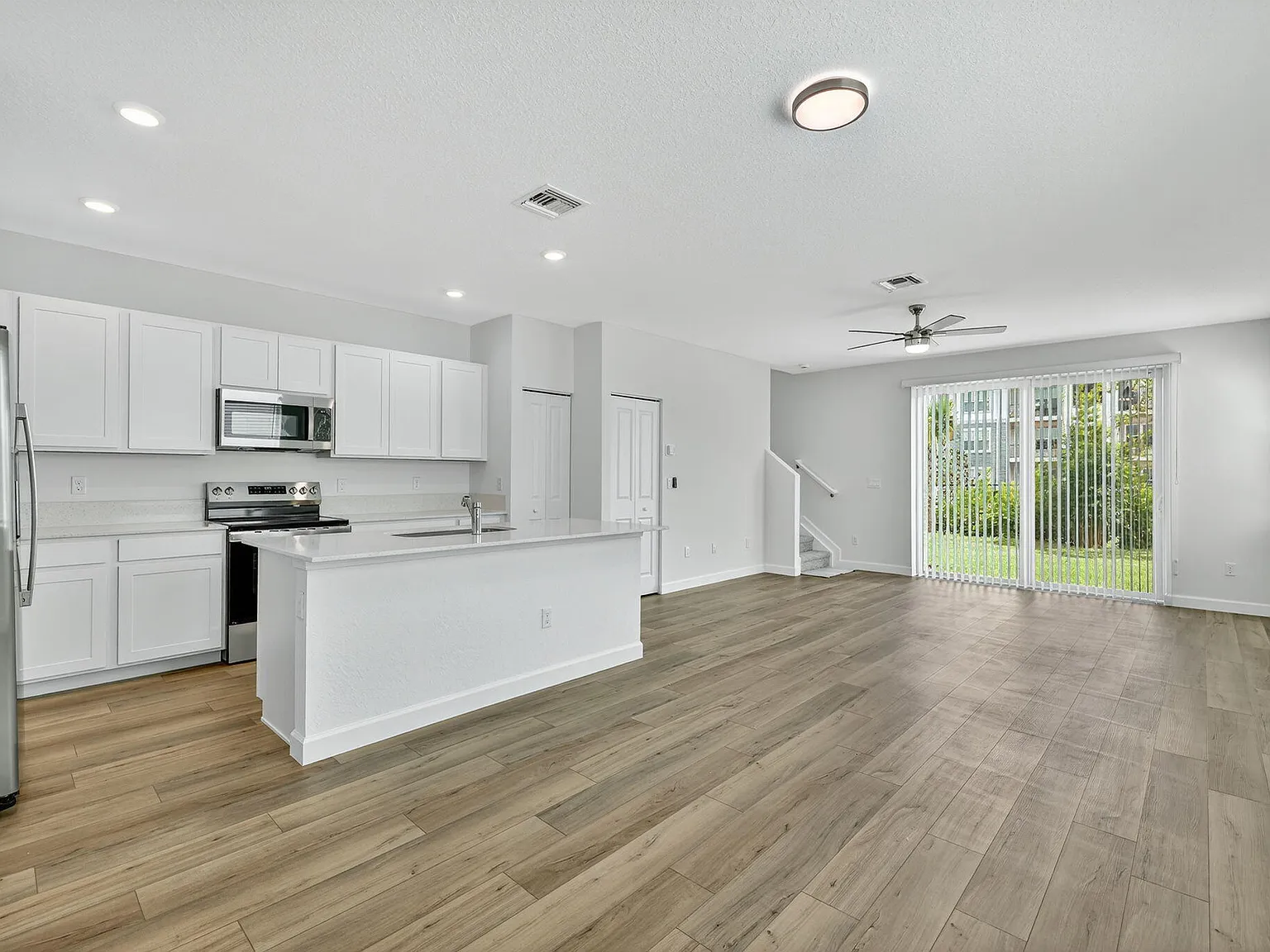 3 bed, 2.5 bath, 1821 sqft, $2,500 — Photo 3