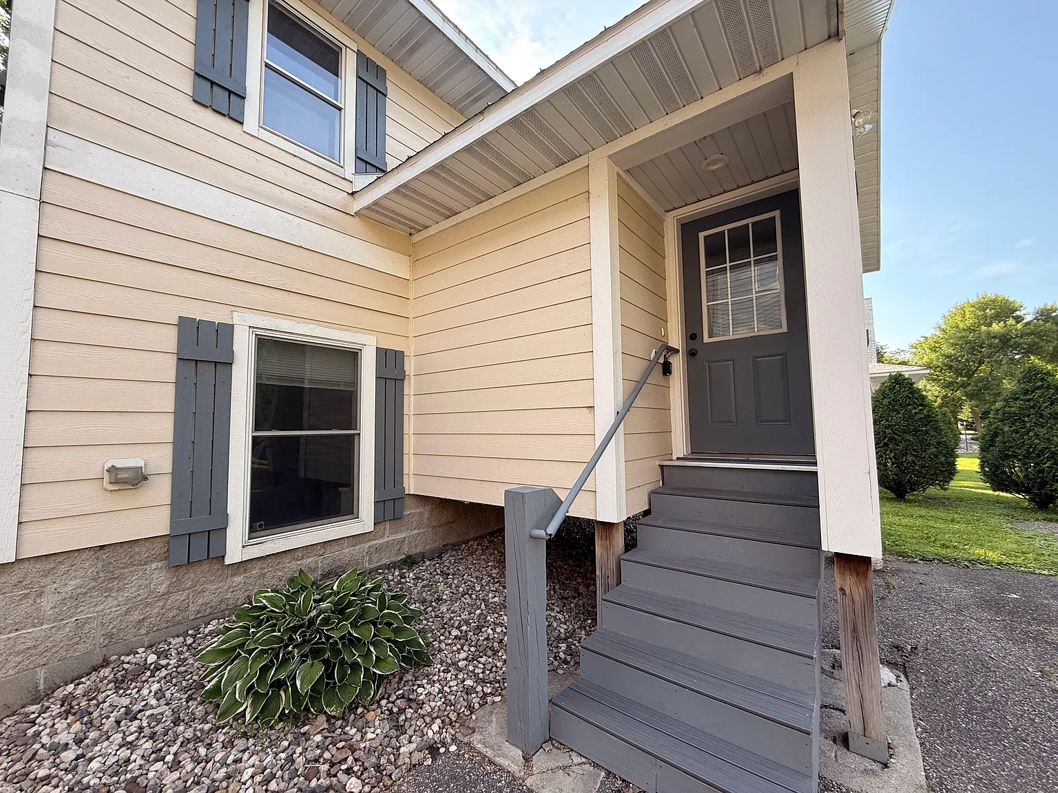 5 bed, 2200 sqft, $2,500 — Photo 2
